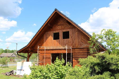 Stavba roubenky u obce Ledeč nad Sázavou