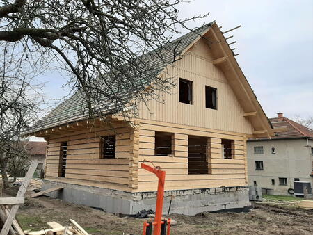 Stavba roubenky v obci Sruby u Vysokého Mýta