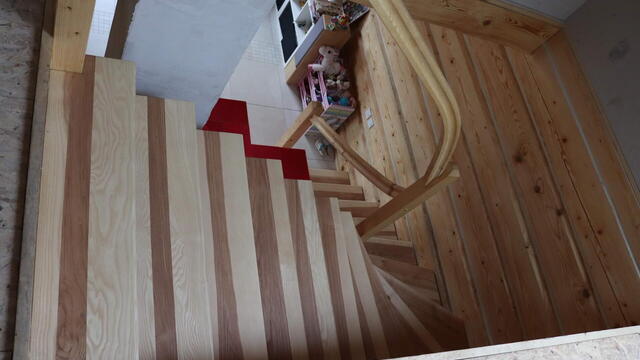 Fotografie dřevěných schodů v interiéru