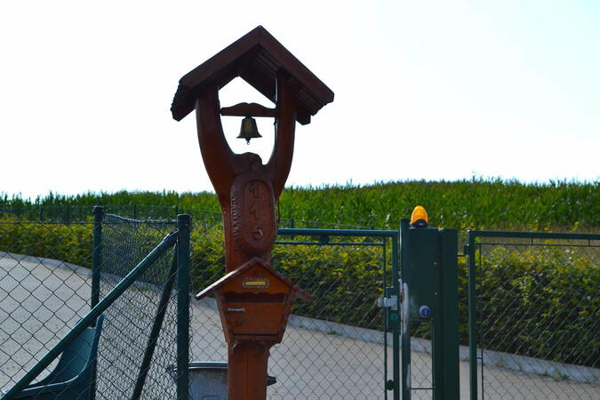 Tradiční zvonice se schránkami od firmy Sruby od Toma